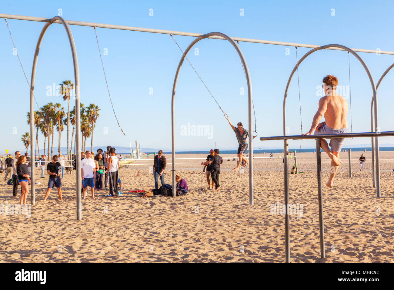 SANTA MONICA, USA - Mar 26, 2018: eine Masse auf der Reisen Ringe und parallel Bars am Strand von Santa Monica in Kalifornien als Bir renommierte arbeiten Stockfoto