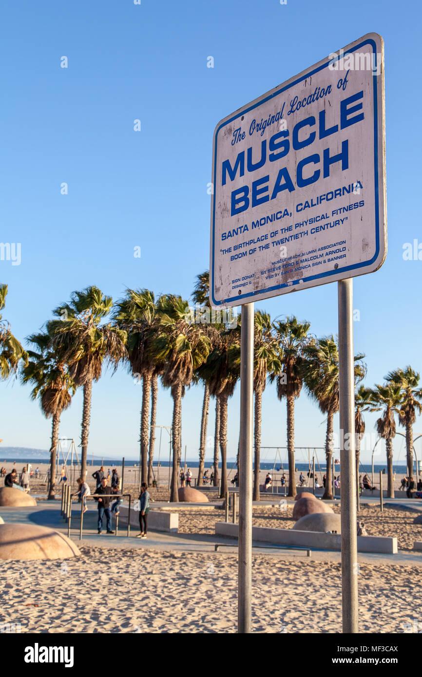 SANTA MONICA, USA - Mar 26, 2018: Muscle Beach Anmelden am Strand von Santa Monica, Kalifornien, wo die US-körperliche Fitness Boom mit Fitness eq entstanden Stockfoto