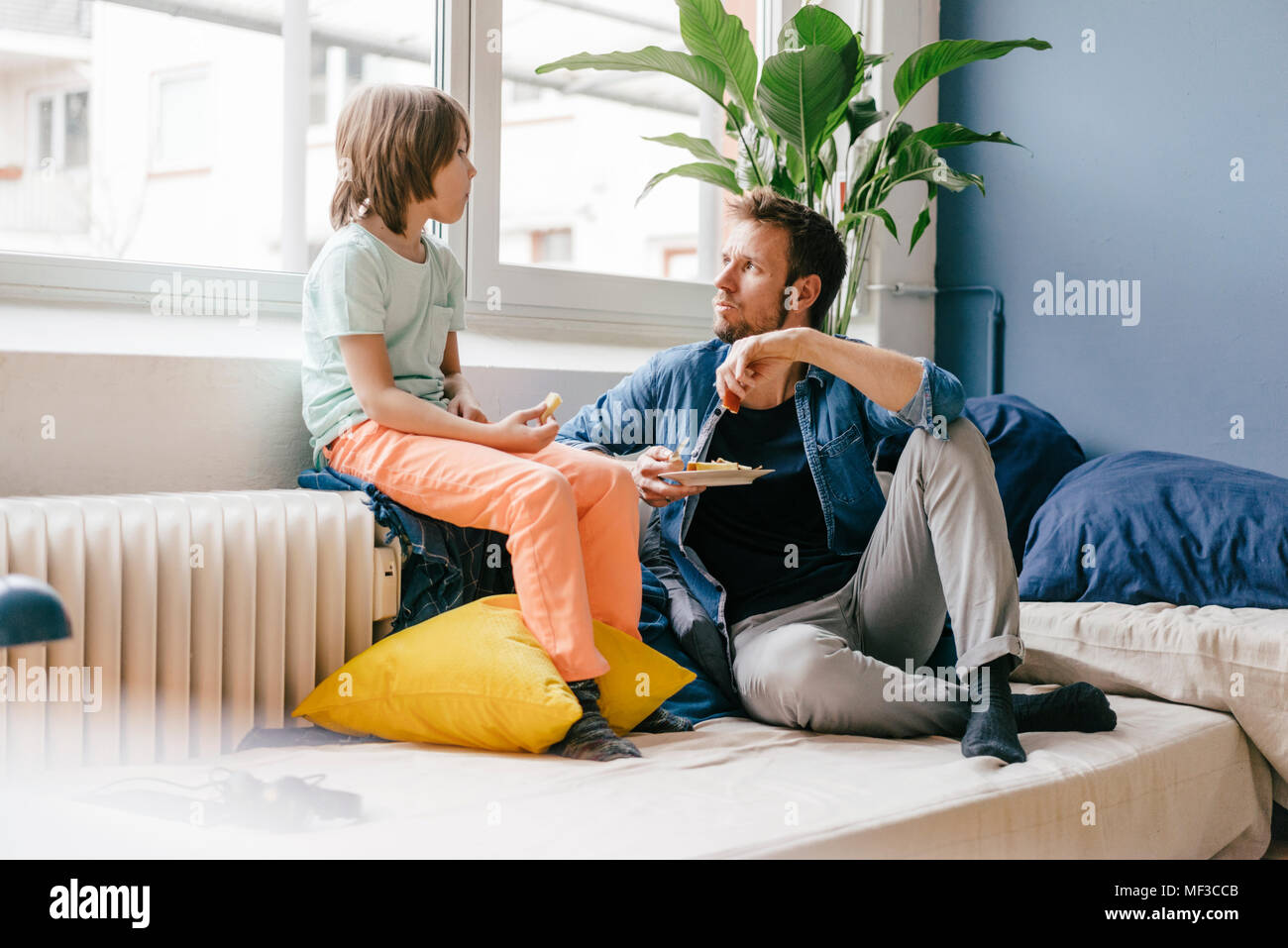 Vater und Sohn einen Snack zu Hause Stockfoto