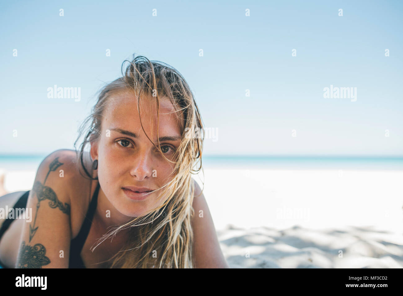 Kuba, Varadero Beach, junge Frau mit Tattoo am Strand Stockfoto
