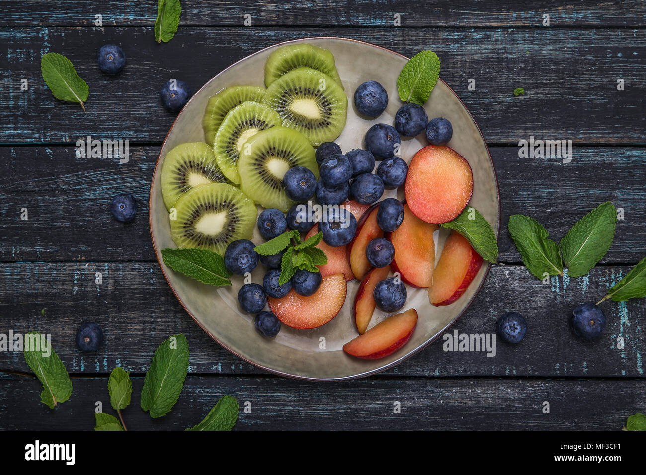 Mit Heidelbeeren und Scheiben von Kiwi und Nektarine Platte Stockfoto