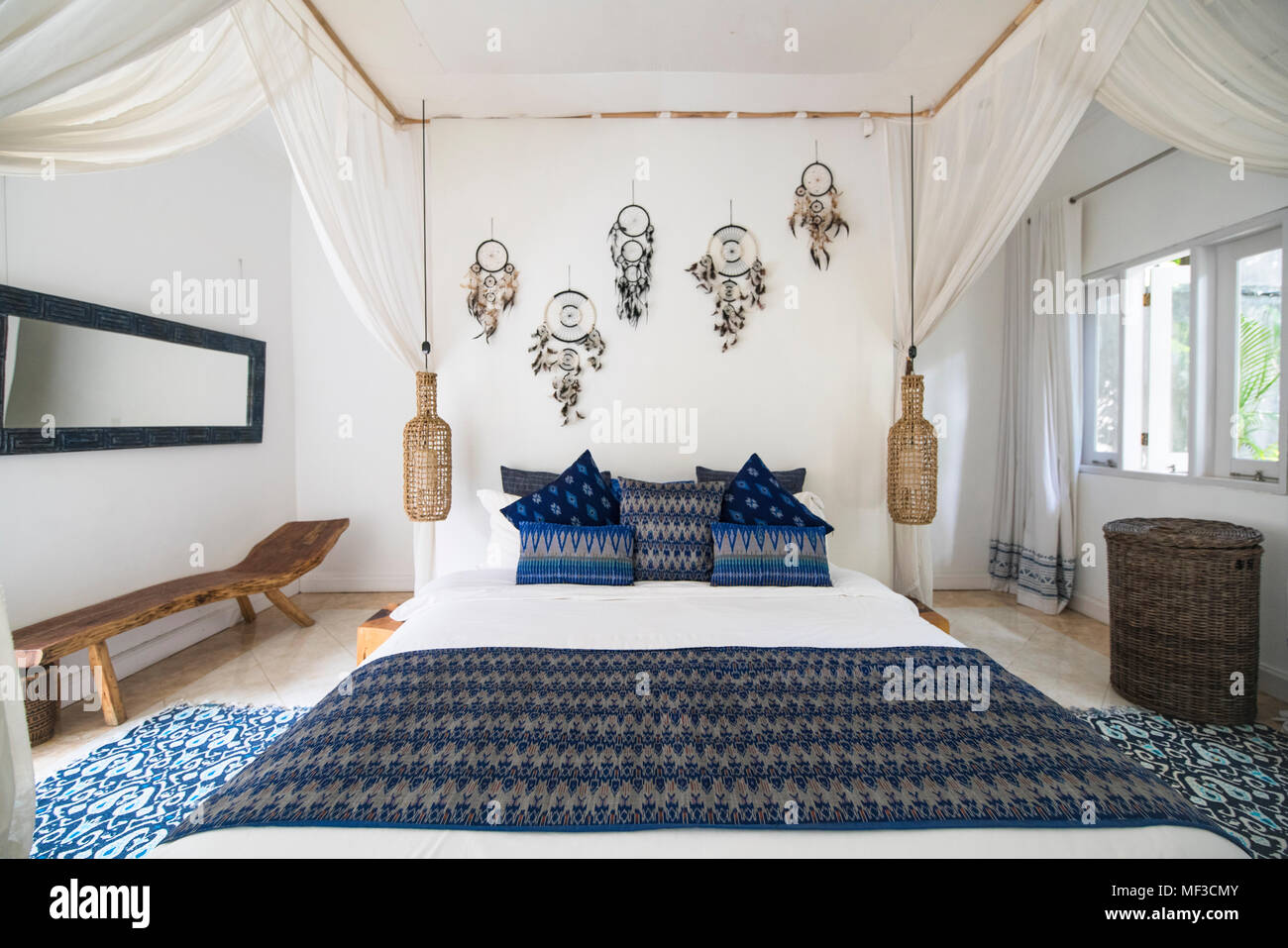 Gemütliche helle Schlafzimmer mit blauen Kissen Stockfoto