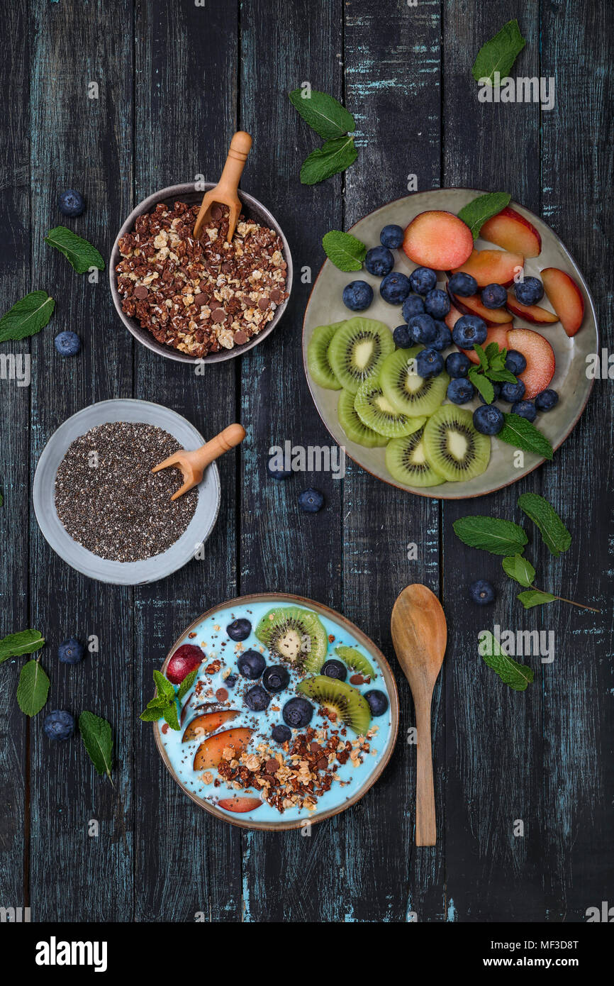 Superfood Smoothie Schüssel mit Chia Samen, Blaubeeren, Nektarine, Kiwi und Schokolade Müsli Stockfoto