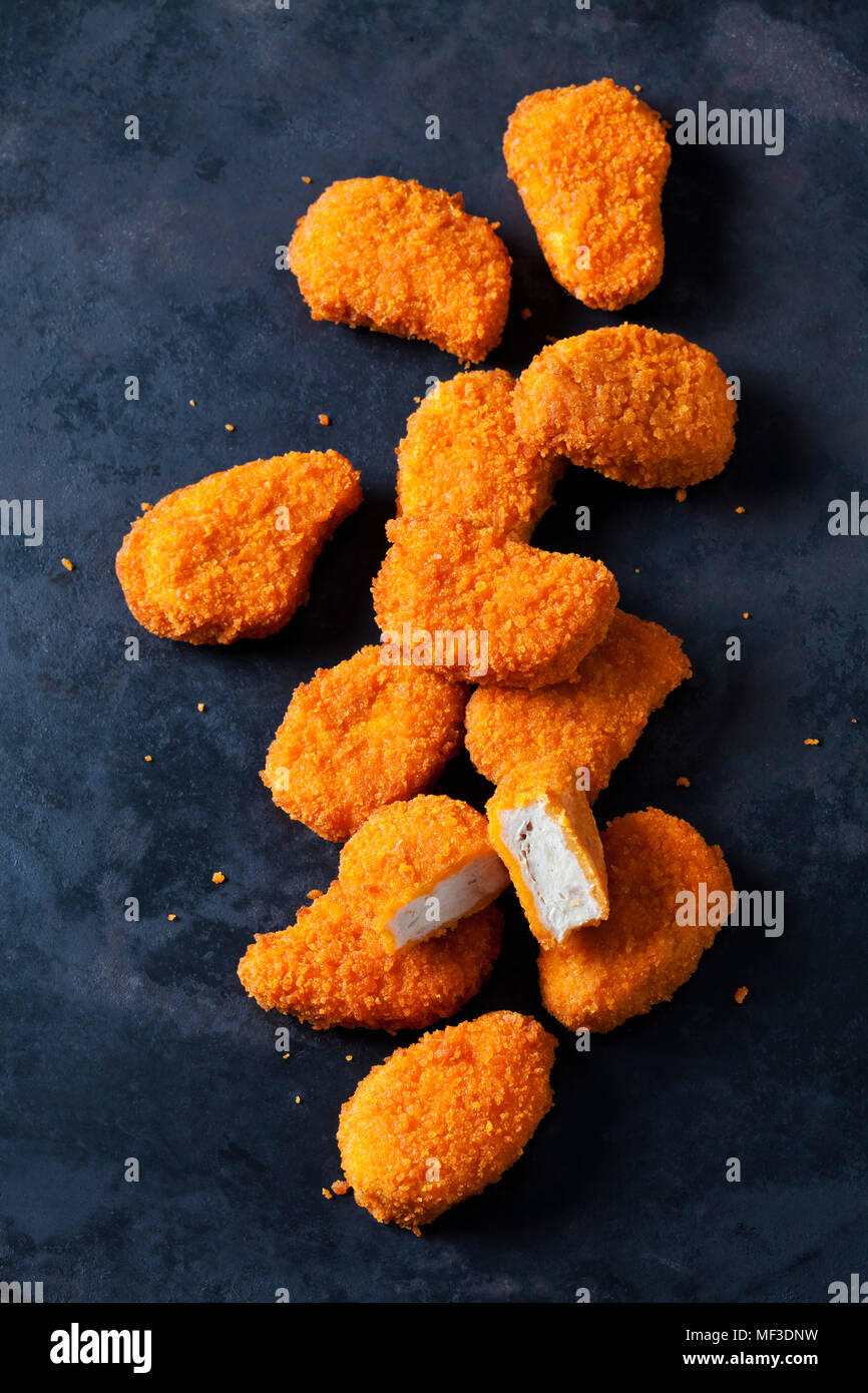 Chicken Nuggets auf dunklem Boden Stockfoto