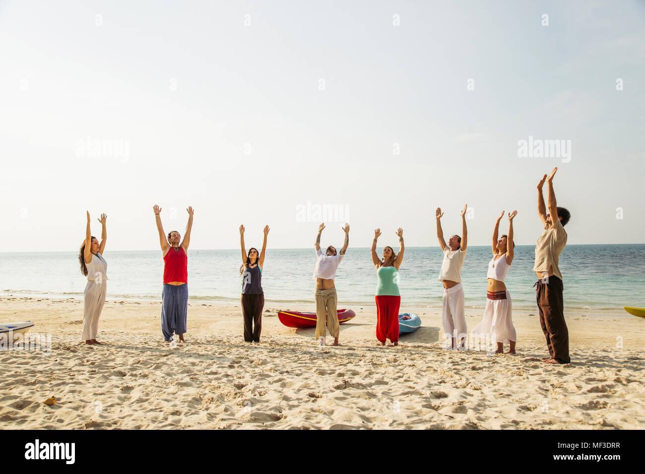 Thailand, Koh Phangan, Gruppe von Menschen Yoga am Strand Stockfoto