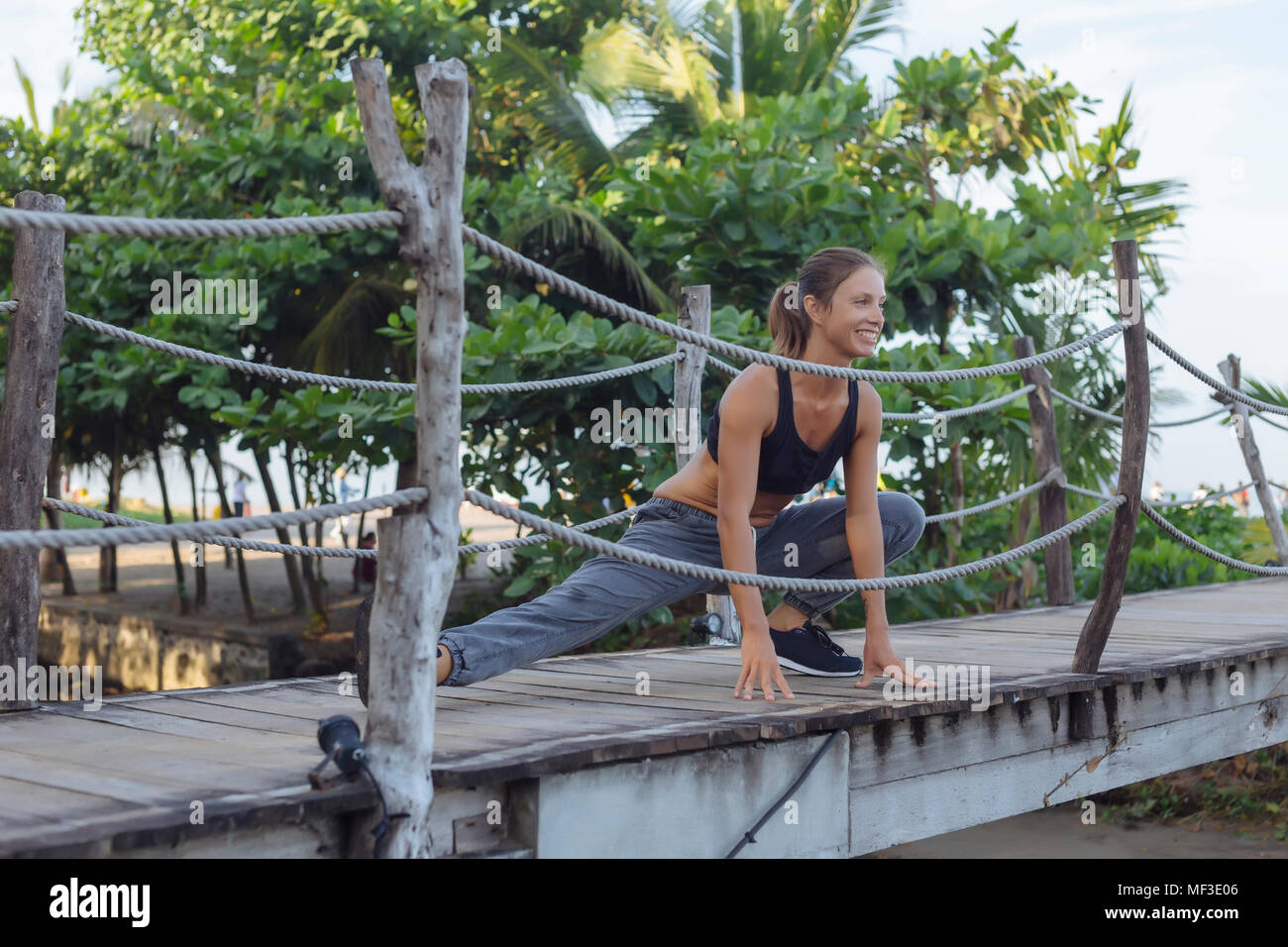 Indonesien, Bali, Frau Stretching Stockfoto