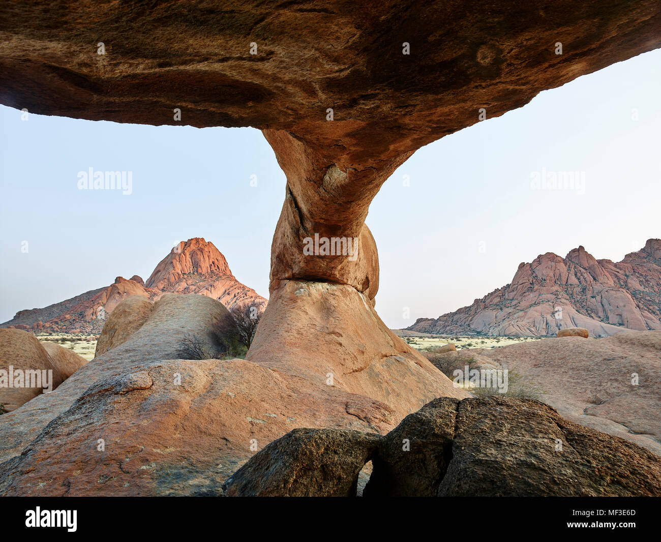 Afrika, Namibia, Erongo, Spitzkoppe, Rock Bridge Stockfoto