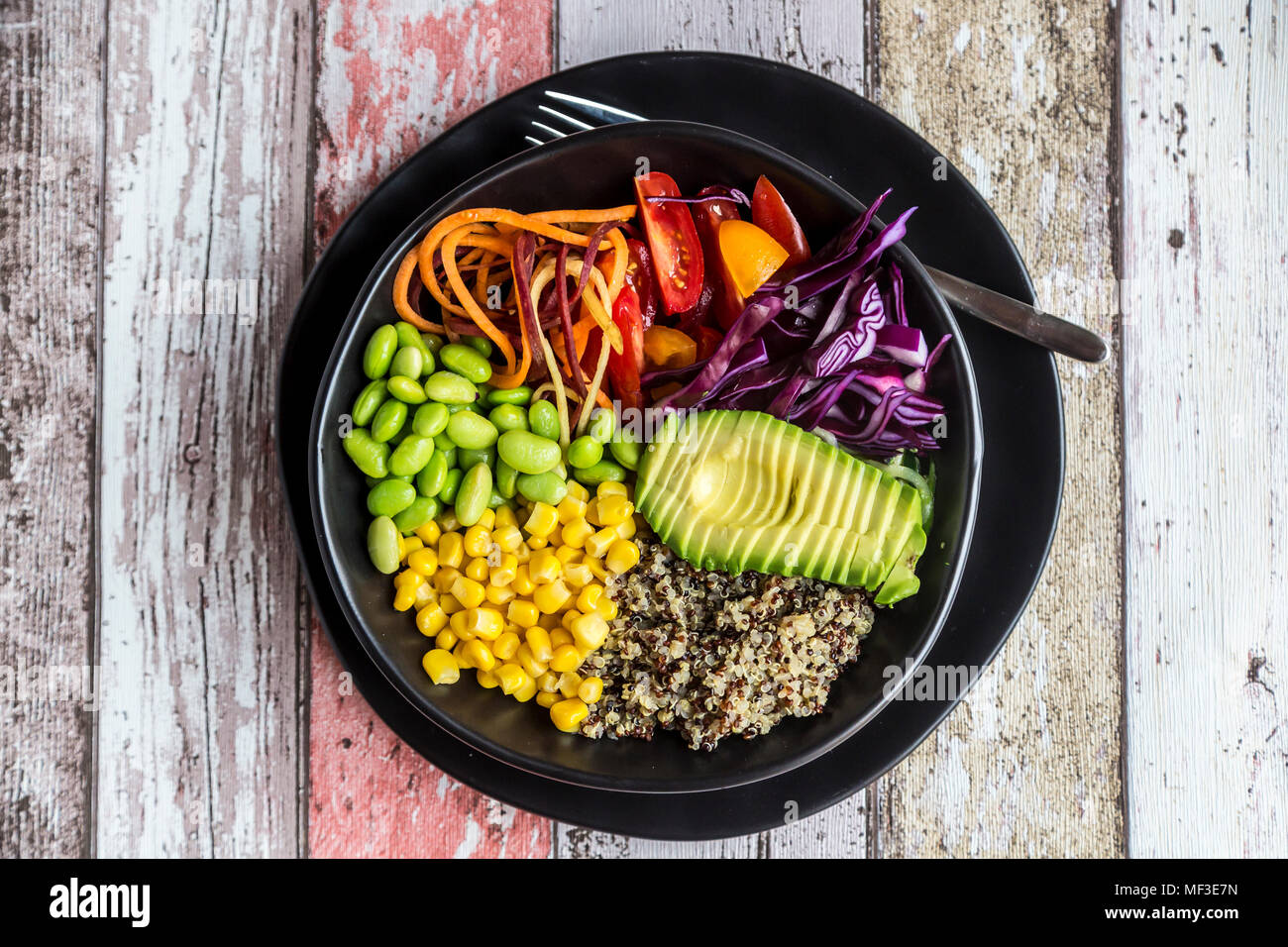 Quinoa veggie Schüssel mit Avocado, Edamame, Tomaten, Mais, Rotkohl und Karotten Stockfoto