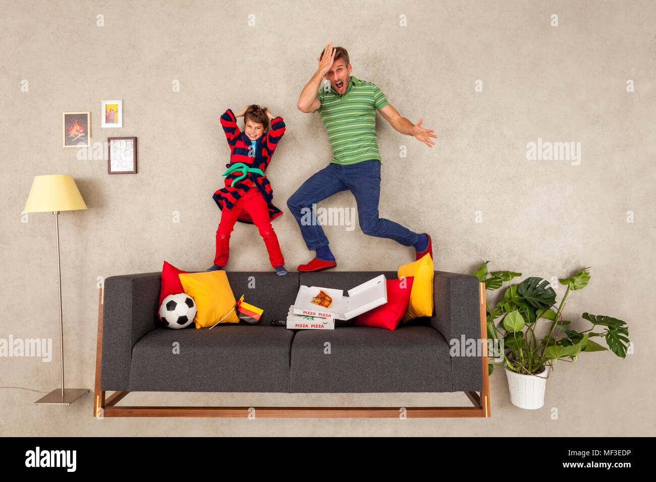 Vater und Sohn beobachten Fußball zusammen Stockfoto