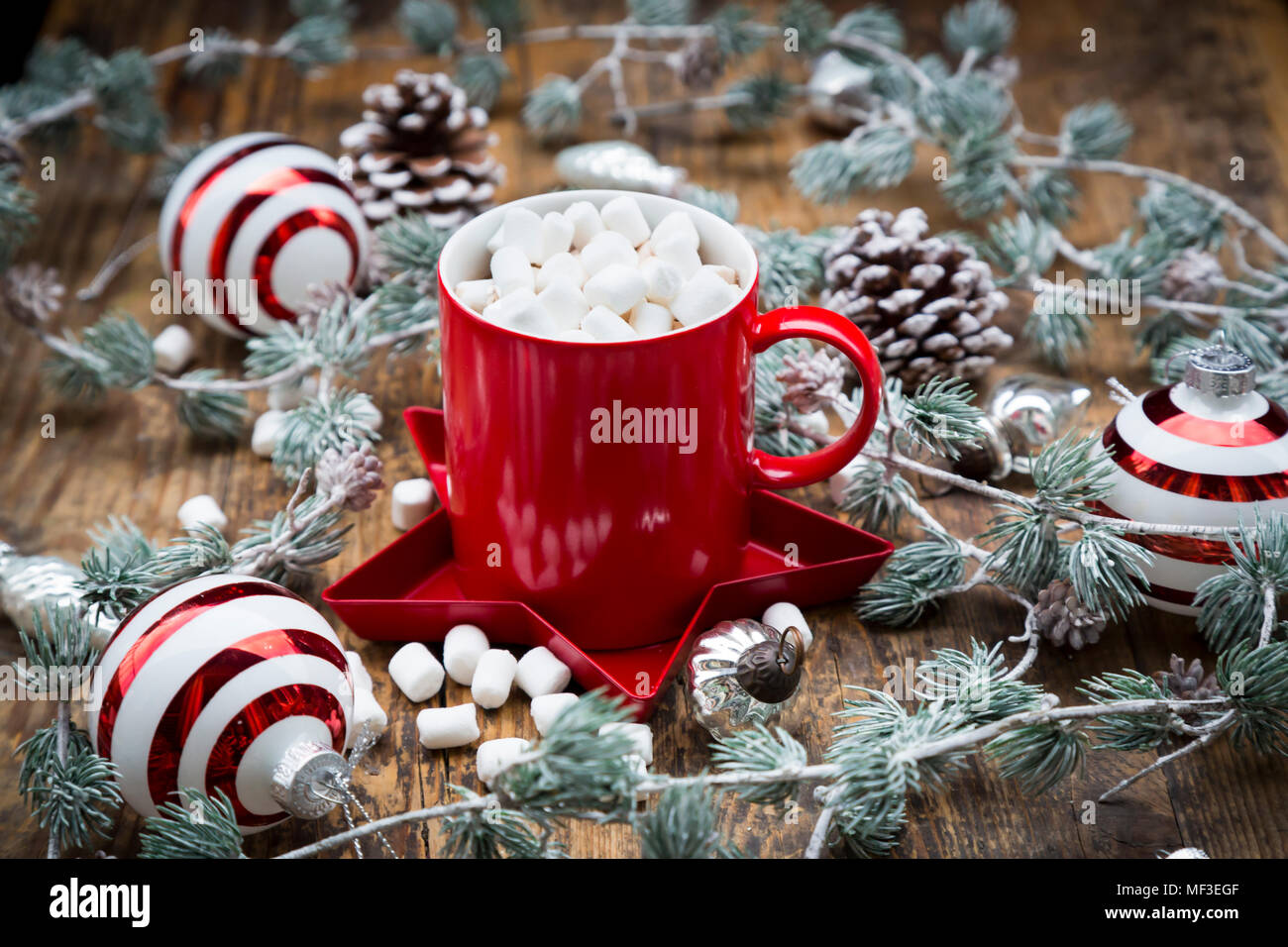 Tasse heiße Schokolade mit Marshmallows und Weihnachten Dekoration ...