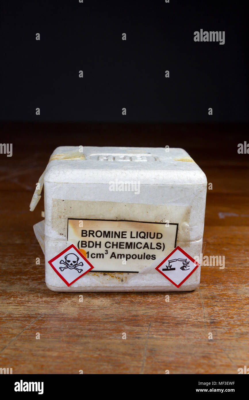 Ampullen (oder Fläschchen) von flüssigem Brom gespeichert in einem Polystyrol Container (akute Toxizität und aggressive Etiketten). Wie in einem britischen Sekundär-/High School verwendet Stockfoto