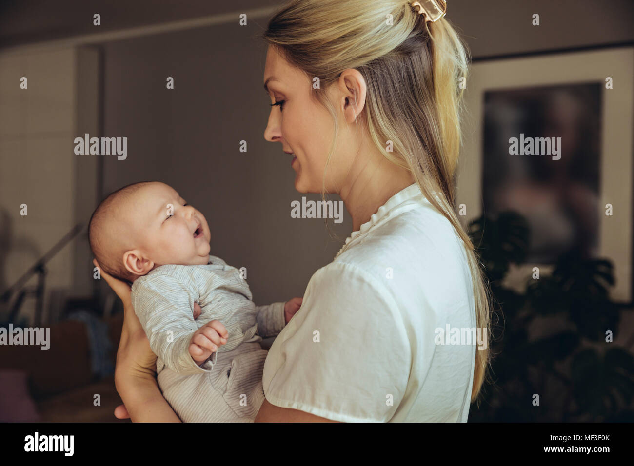 Mutter, neugeborenes Baby zu Weinerlich Stockfoto