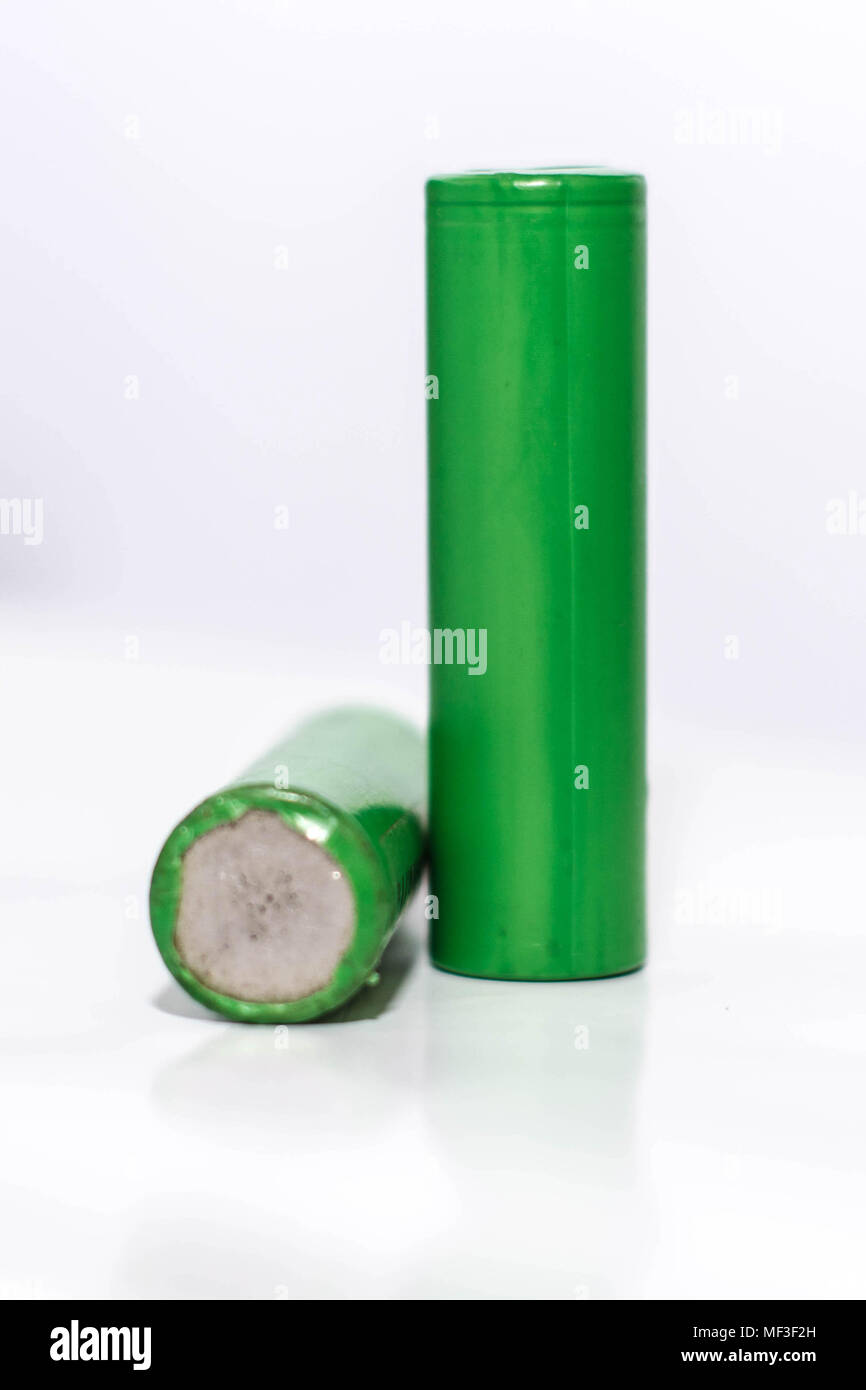 Grün 18650 Batterie in Weiß isoliert, Batterie mit kaputten Dichtung Stockfoto