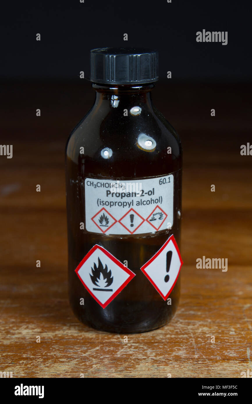 Eine Flasche Propan-2-ol (Isopropylalkohol) als in einer britischen Sekundär-/High School verwendet. Stockfoto