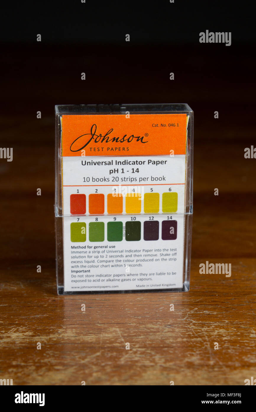 Eine kleine Schachtel mit Johnson Universal Indicator test Bücher aus Papier wie in einem britischen Sekundär-/High School verwendet. Stockfoto