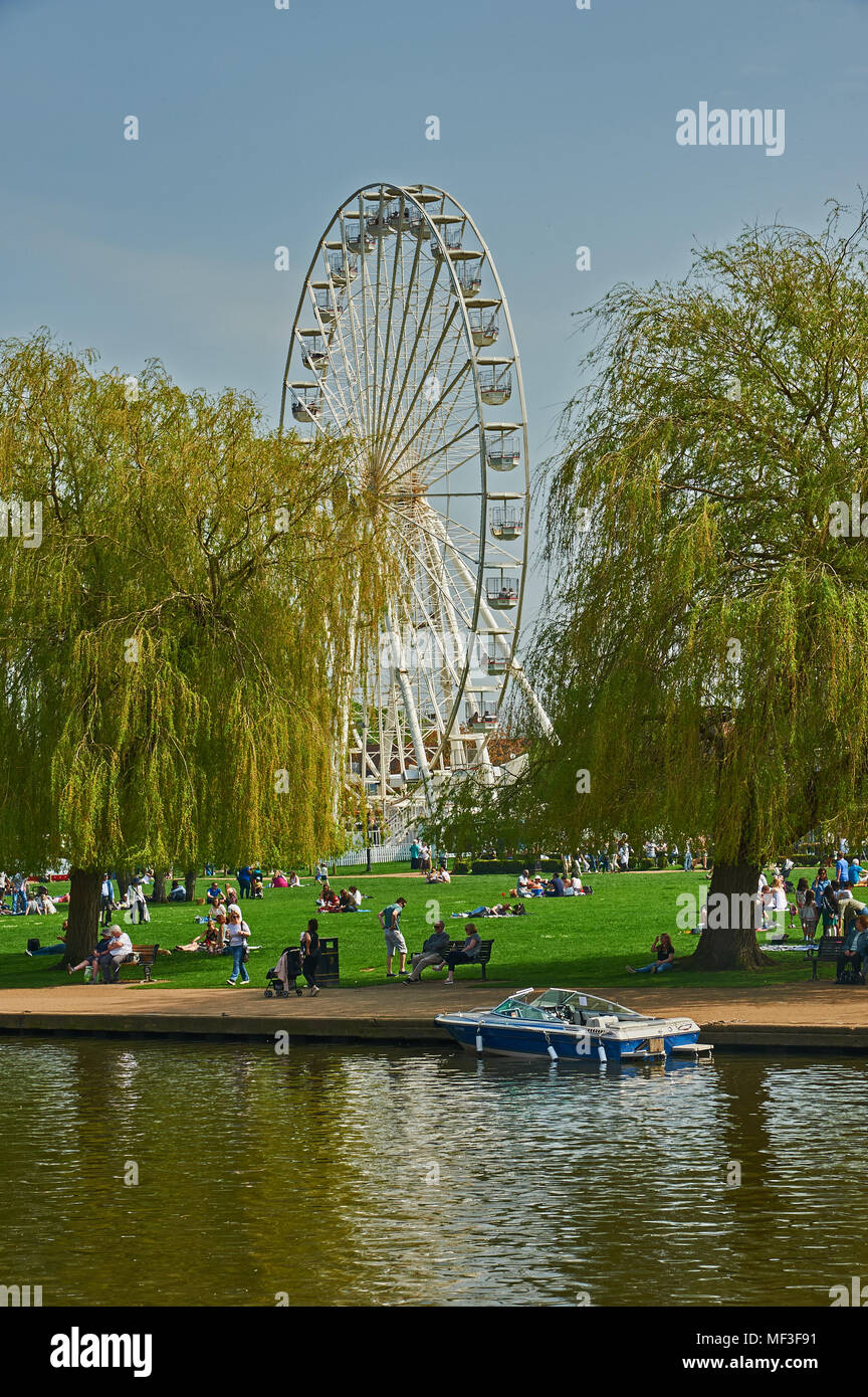 Stratford-upon-Avon und ein Motorboot vertäut n den Fluss Avon mit dem großen Rad im Hintergrund. Stockfoto