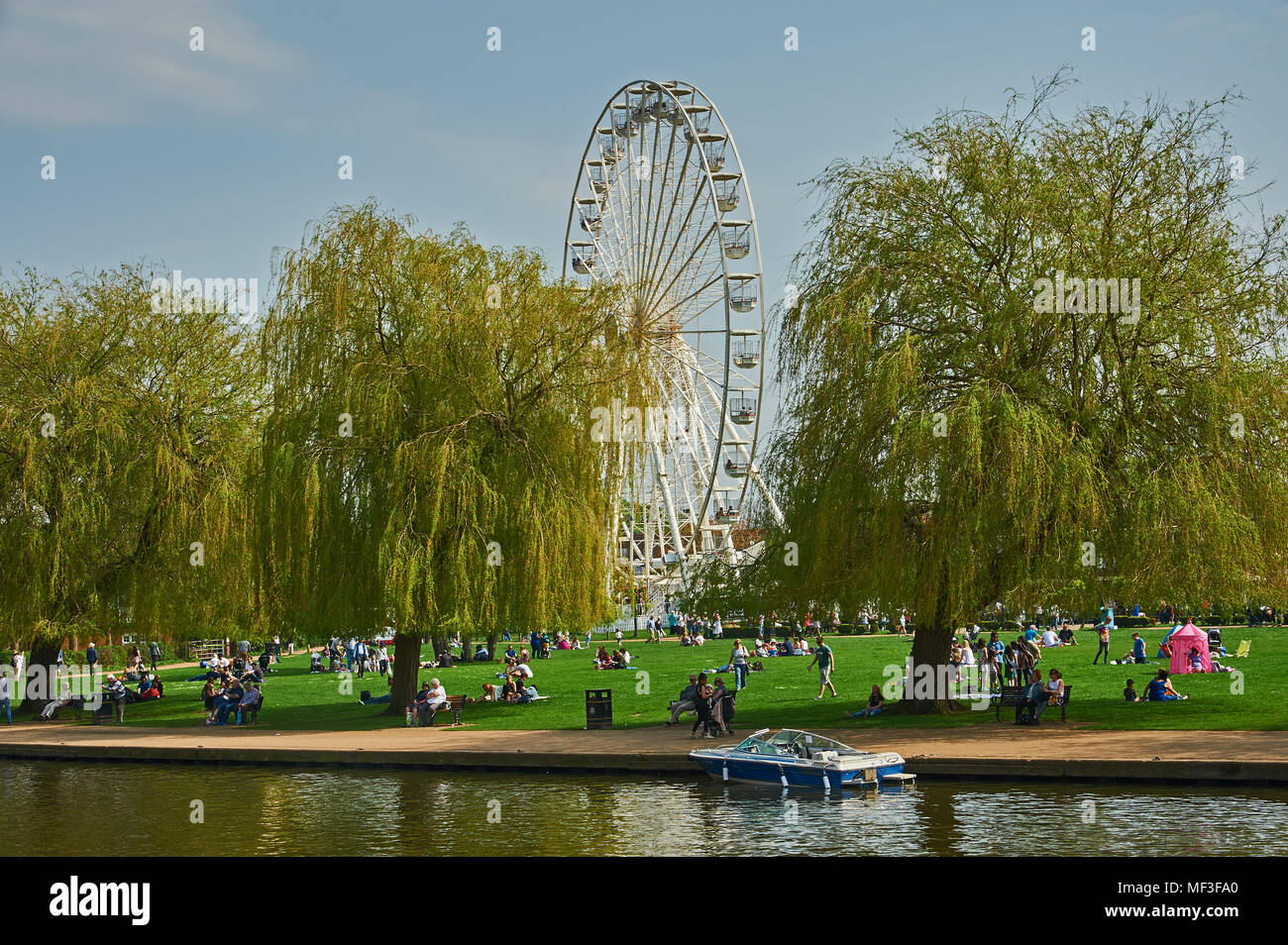 Stratford-upon-Avon und ein Motorboot vertäut n den Fluss Avon mit dem großen Rad im Hintergrund. Stockfoto