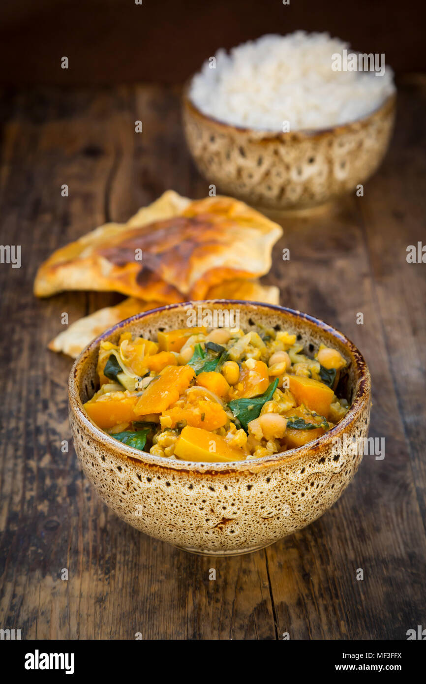 Curry Gericht mit Blumenkohl, butternut Kürbis, Spinat und Koriander, papadam und Reis Stockfoto