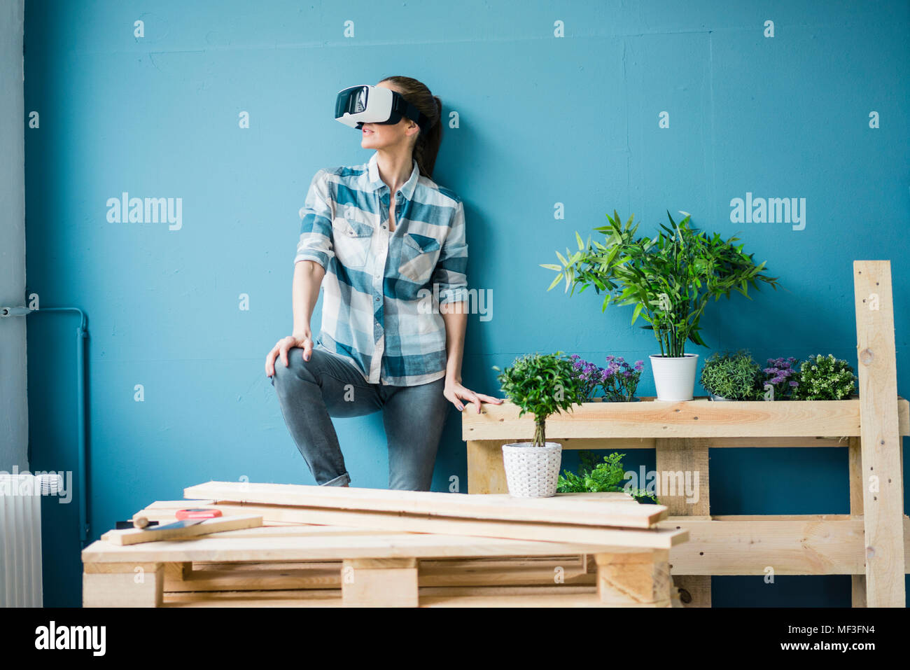 Frau mit VR-Brille, Renovieren Ihr neues Zuhause Stockfoto