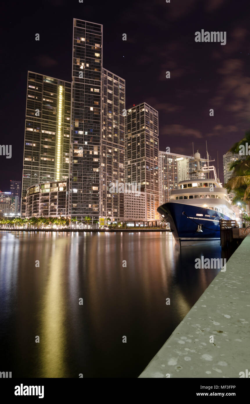 USA, Florida, Miami, Hochhäuser und Luxus Yacht bei Nacht Stockfoto