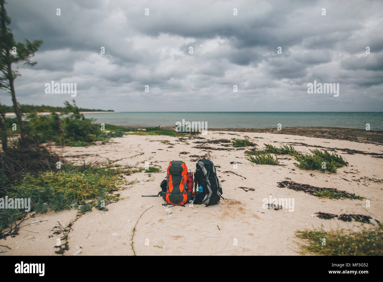 Kuba, Puerto Padre, Bahia de Malagueta, zwei verlassene Rucksäcke am Strand Stockfoto
