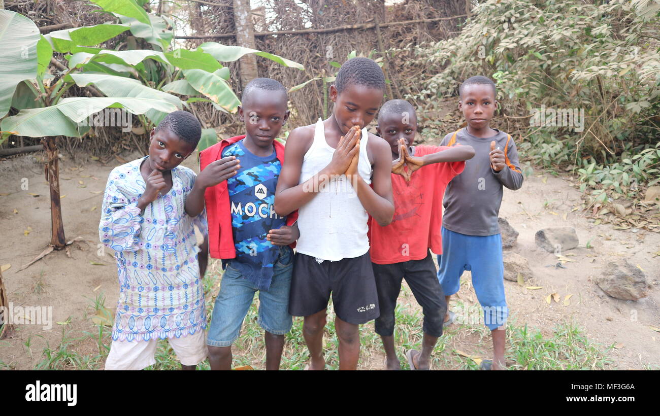 Gruppe von jungen Schwarzen afrikanischen Jungen Spaß vor der Kamera posieren, Sierra Leone Stockfoto