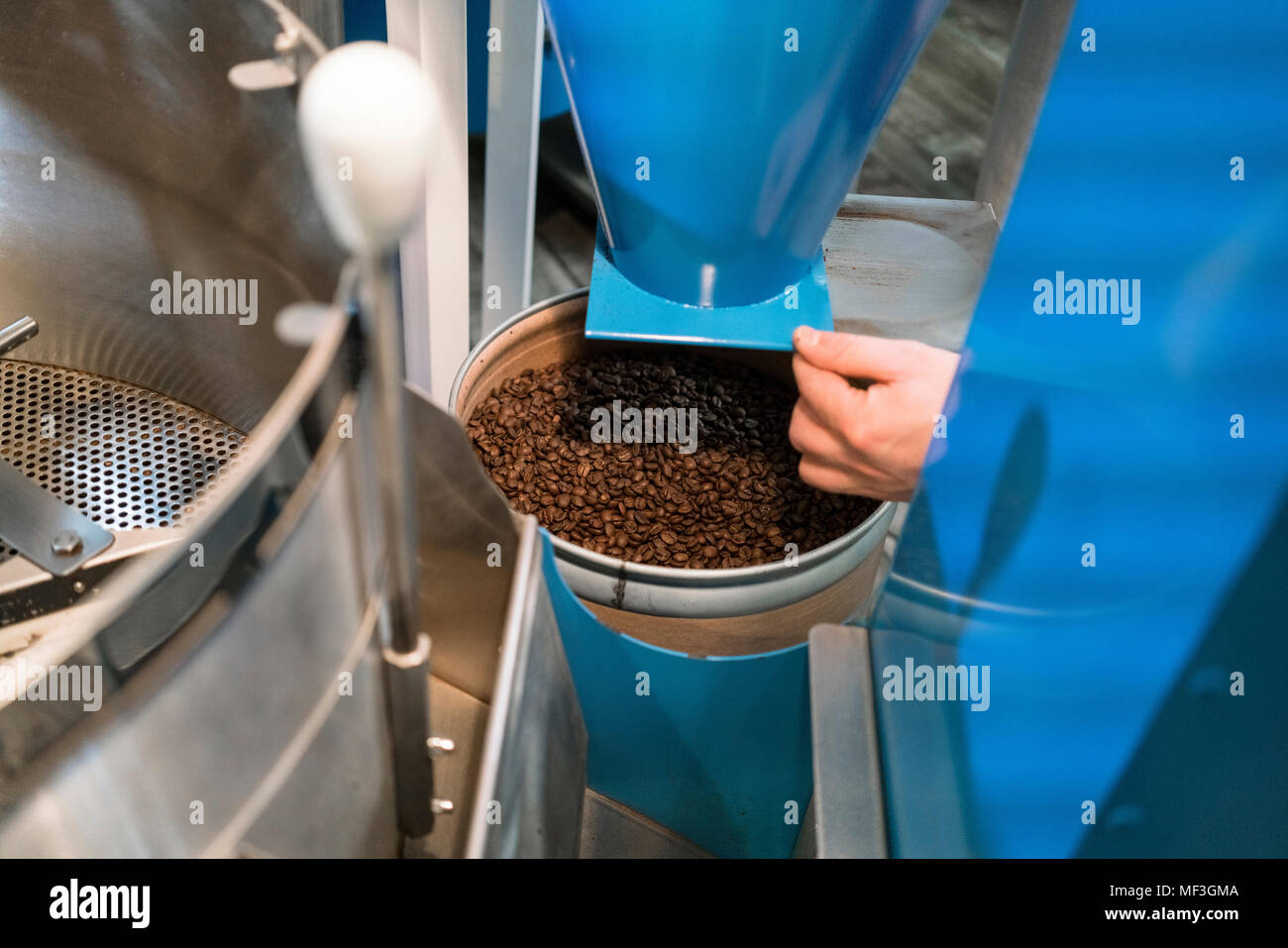 Nahaufnahme der Maschine in der Kaffeerösterei Stockfoto