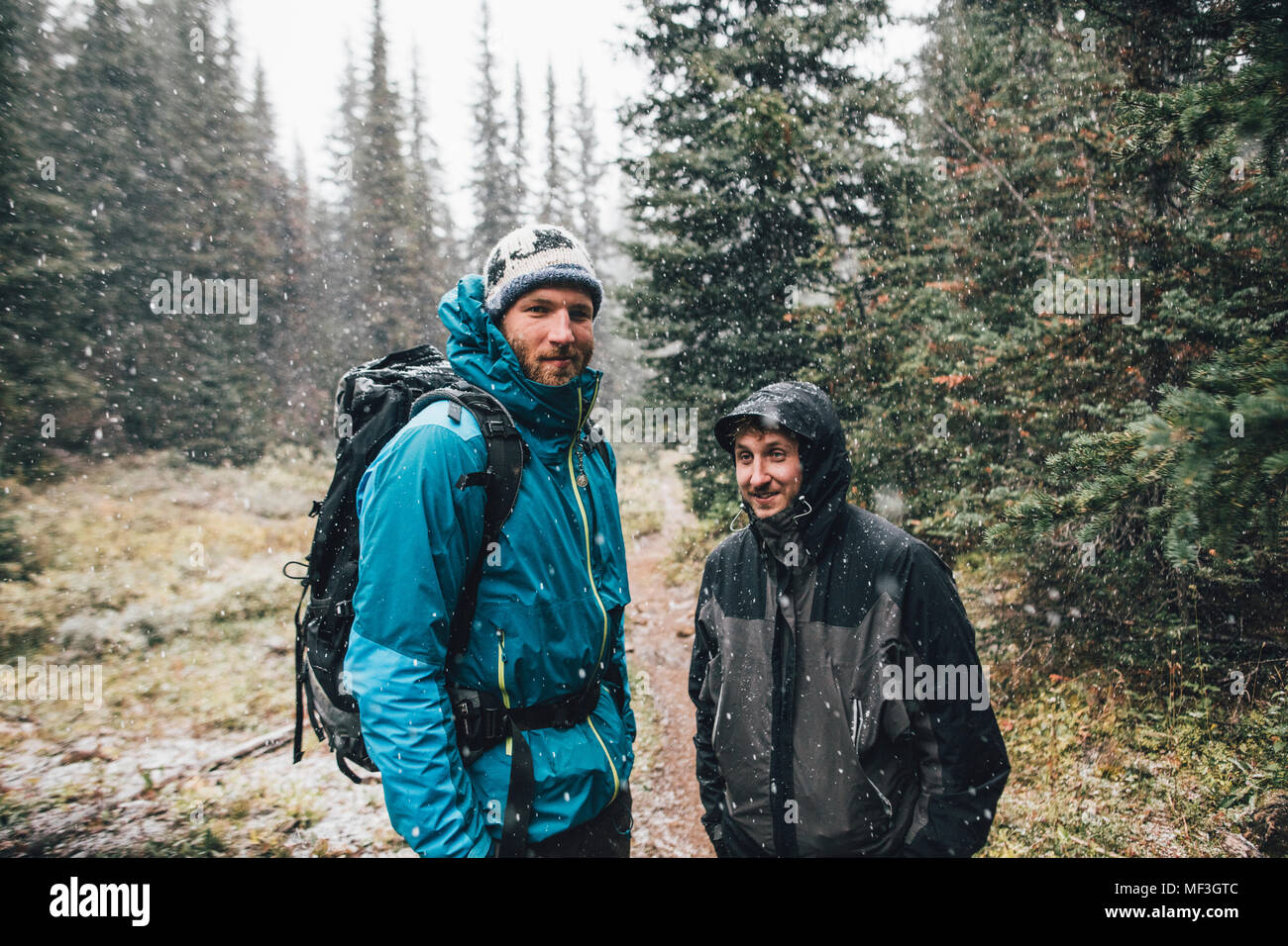 Kanada, British Columbia, Yoho National Park, Porträt von zwei lächelnde Wanderer in Schneefall Stockfoto