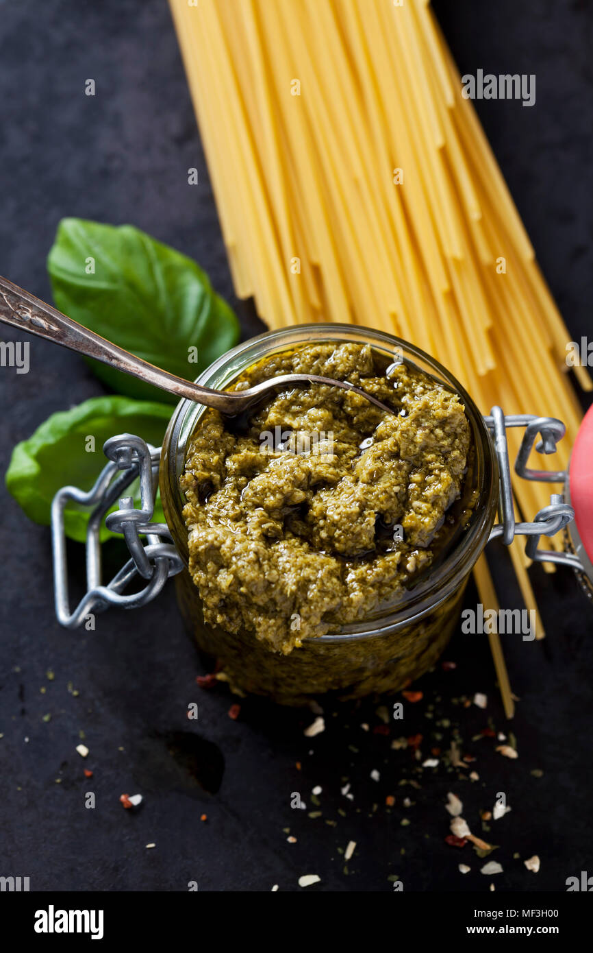 Einmachglas von Basilikum Pesto Stockfoto