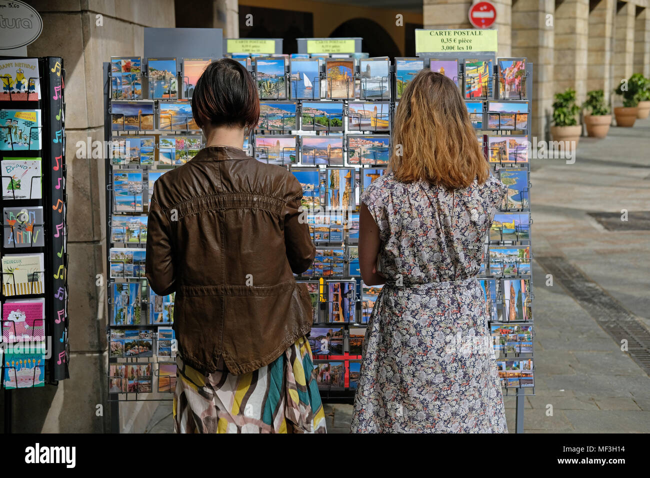 Kauf von Postkarten in Frankreich Stockfoto