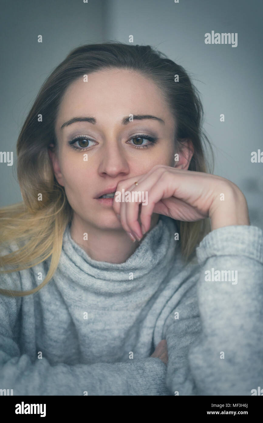 Portrait von nachdenklich depressiven Frau Stockfoto