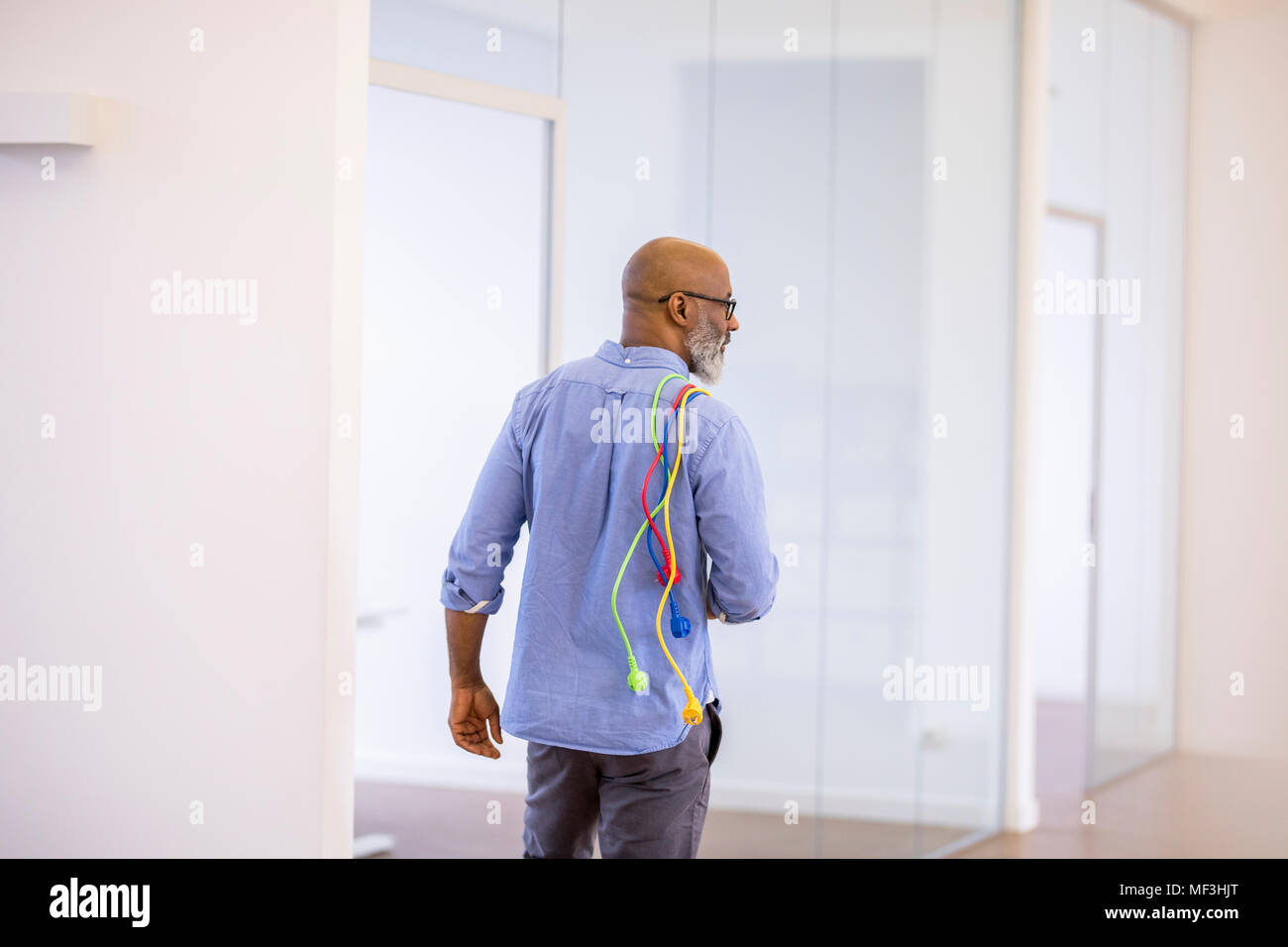 Geschäftsmann mit farbigen Power im Büro Stockfoto