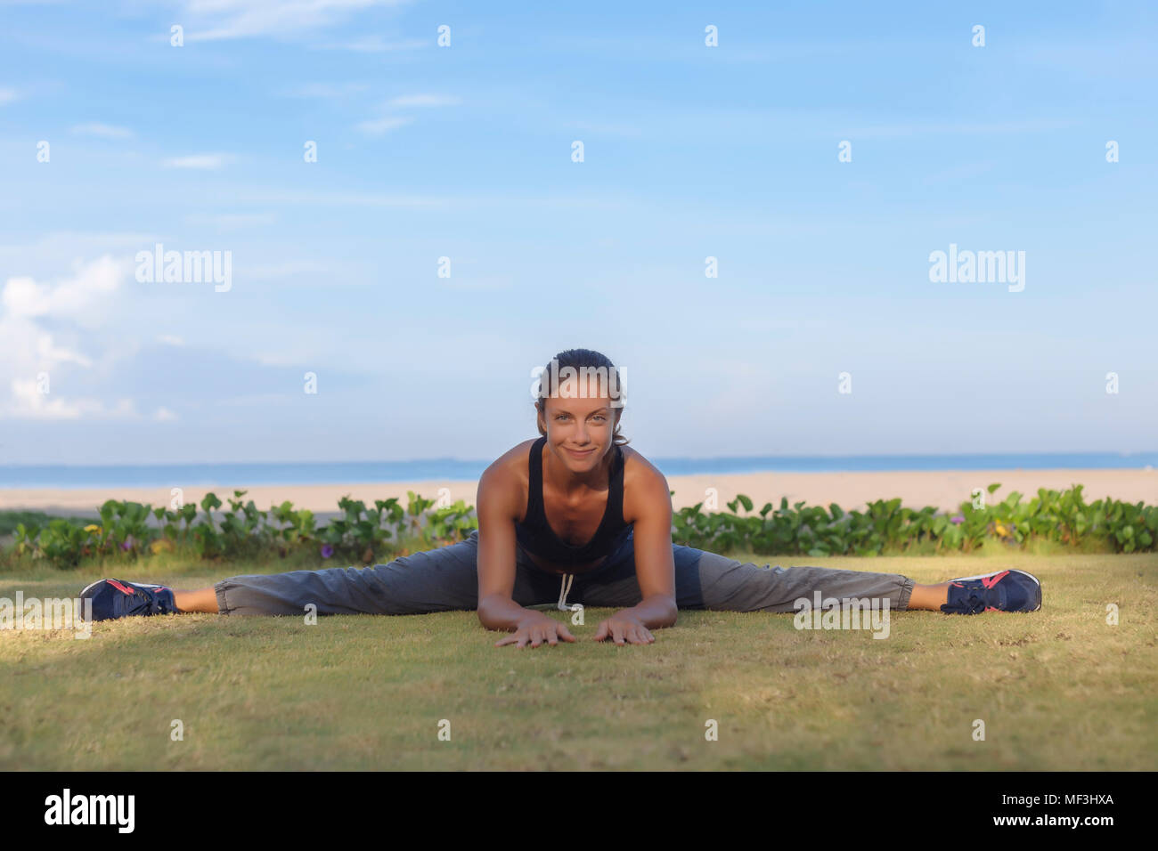 Indonesien, Bali, Frau Stretching Stockfoto