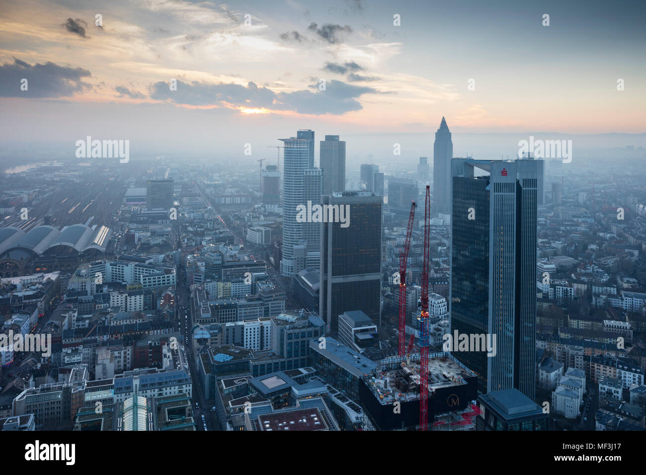 Deutschland, Hessen, Frankfurt, Blick vom Main Tower, dem Stadtbild bei Sonnenuntergang Stockfoto