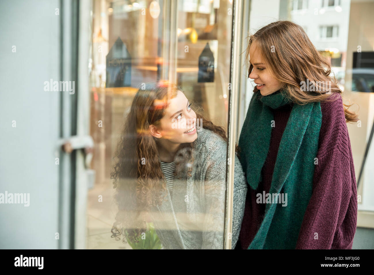 Zwei junge Mädchen im Schaufenster Stockfoto