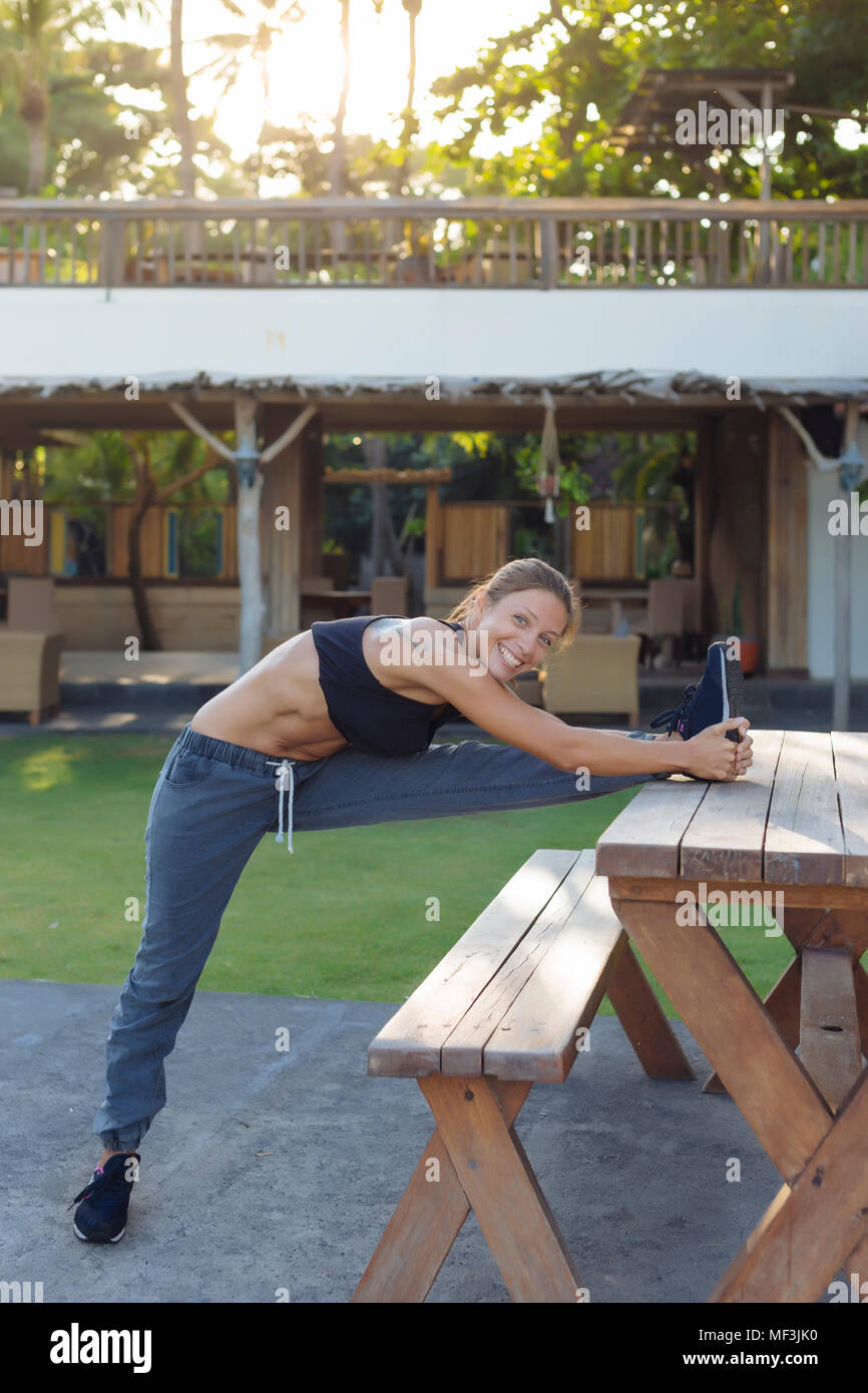 Indonesien, Bali, Frau Stretching Stockfoto