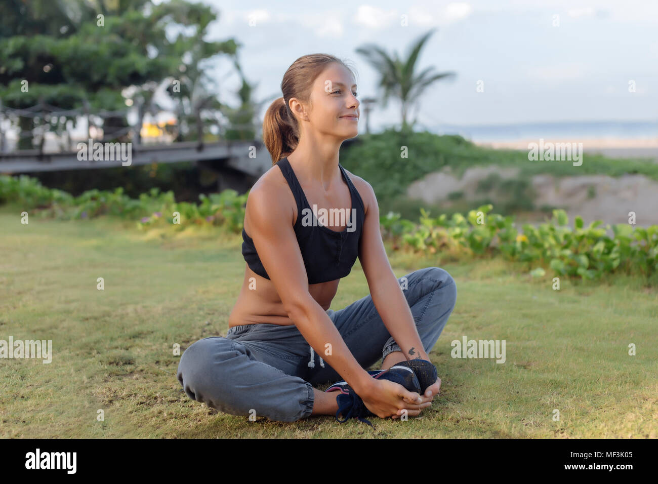 Indonesien, Bali, Frau Stretching Stockfoto