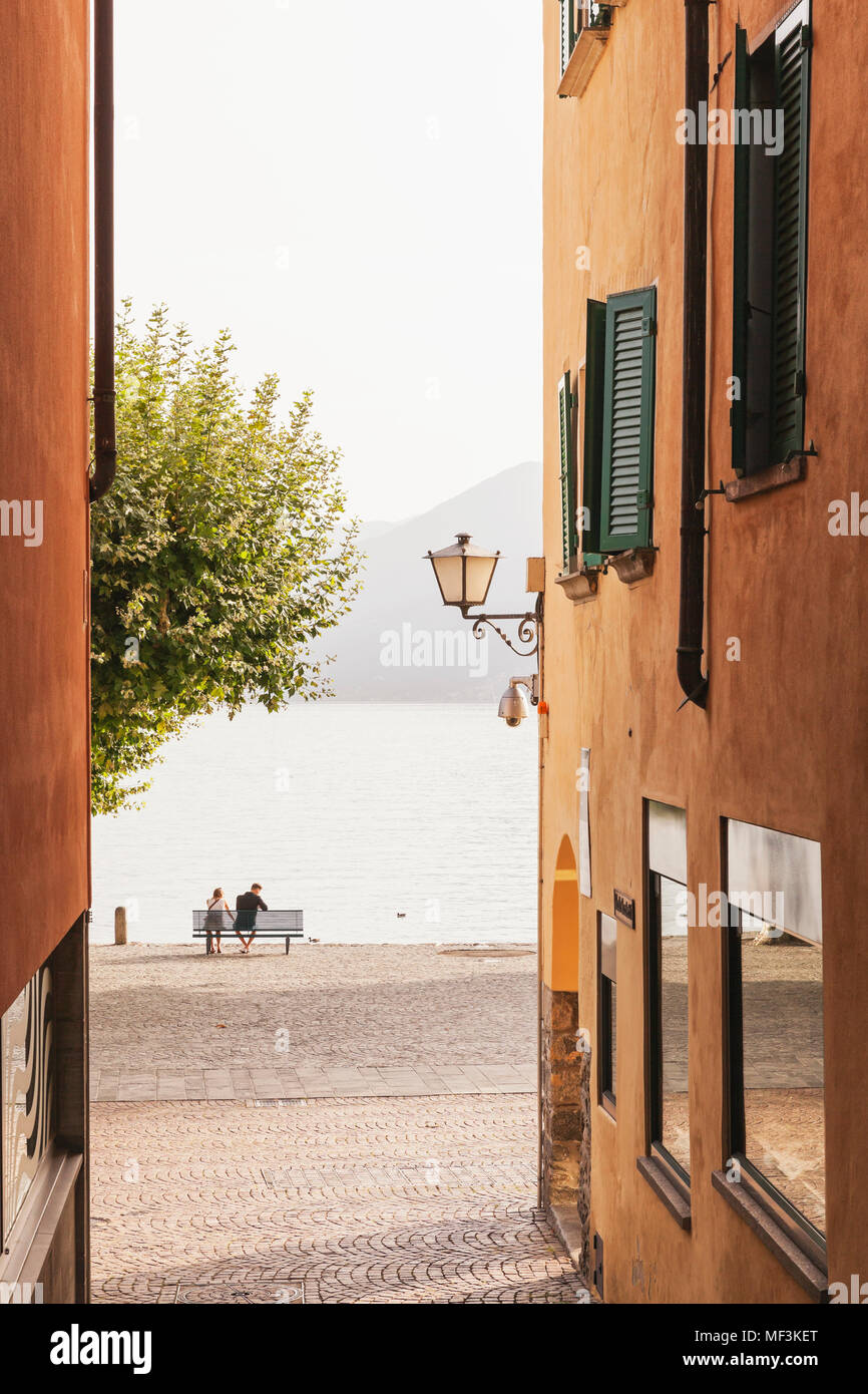 Schweiz, Tessin, Lago Maggiore, Ascona, Menschen entspannend an der Seepromenade Stockfoto