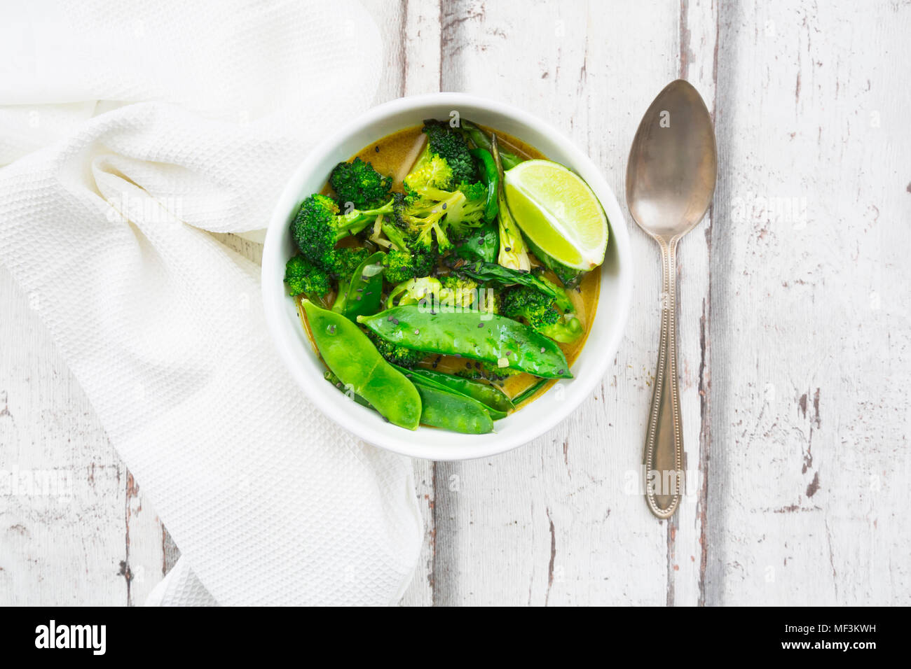 Schussel grunem Thai Curry mit Broccoli Pak Choi Zuckerschoten Baby Spinat und Kalk Stockfotografie Alamy