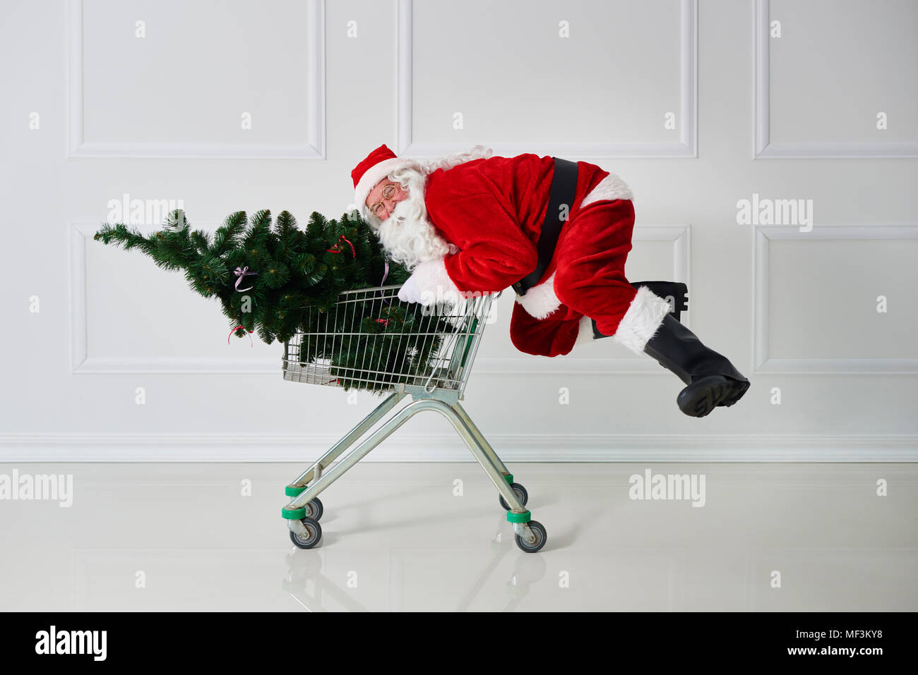 Santa Claus mit Weihnachtsbaum in einem Warenkorb Stockfoto