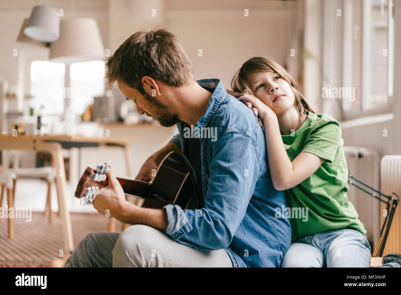 Sohn gegen Vater Gitarre spielen zu Hause Stockfoto