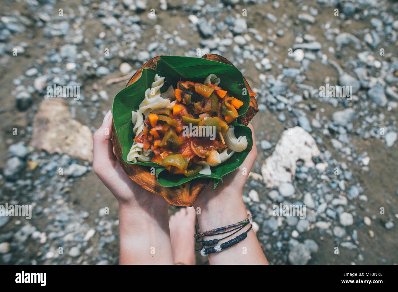 Hände durchlöcherte Kubanischen Teller in einem Bananenblatt Stockfoto