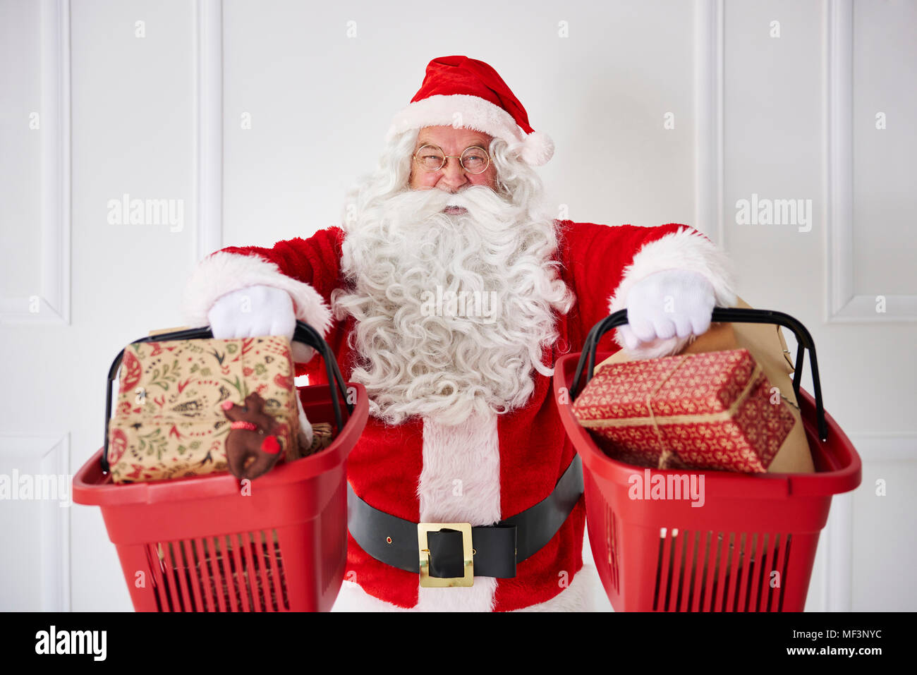 Portrait von Santa Claus hält zwei Warenkörbe mit Weihnachtsgeschenke Stockfoto