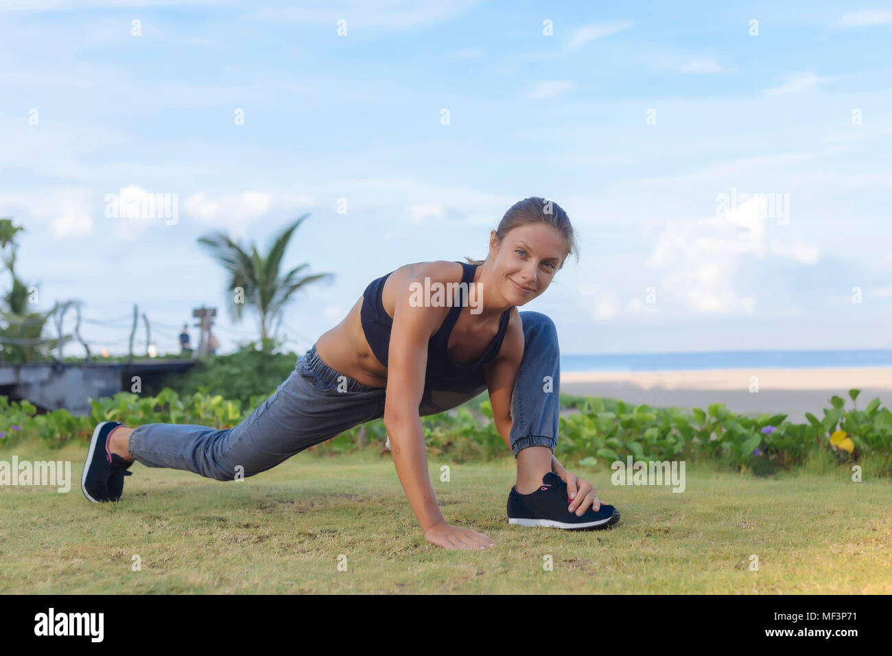 Indonesien, Bali, Frau Stretching Stockfoto