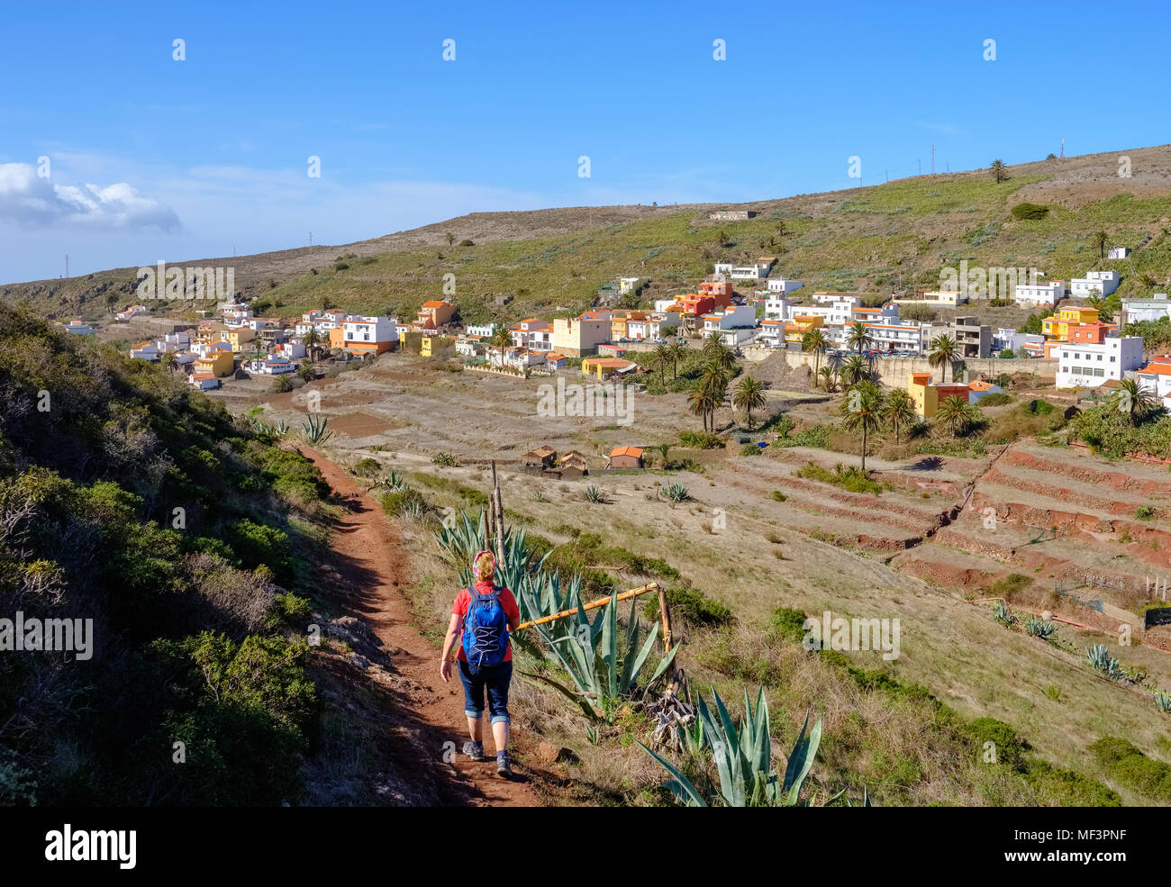 Spanien, Kanarische Inseln, La Gomera, Valle Gran Rey, Arure, Rückansicht des Wanderns reife Frau Stockfoto
