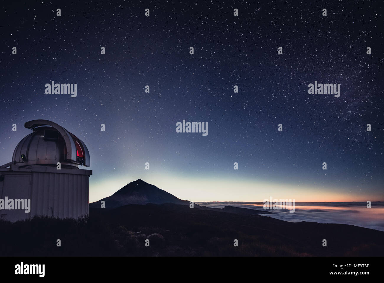 Spanien, Kanarische Inseln, Teneriffa, Teide Observatorium in der Nacht Stockfoto