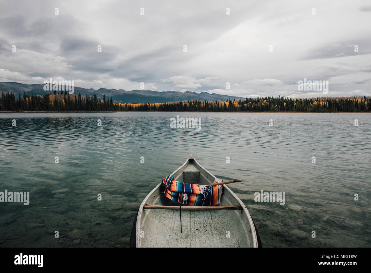 Kanada, British Columbia, Boya Lake, Boya Lake Provincial Park, Kanu Stockfoto
