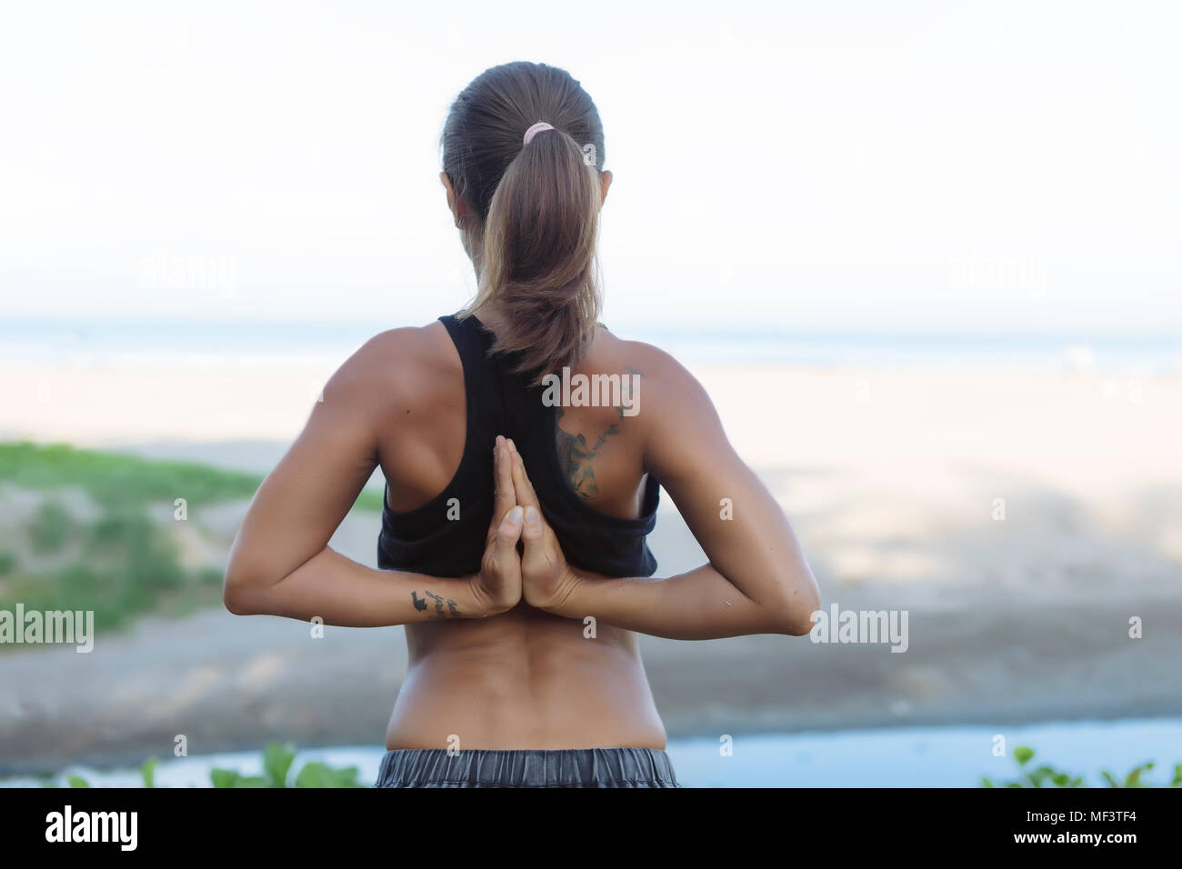 Indonesien, Bali, Frau stretching Arms Stockfoto