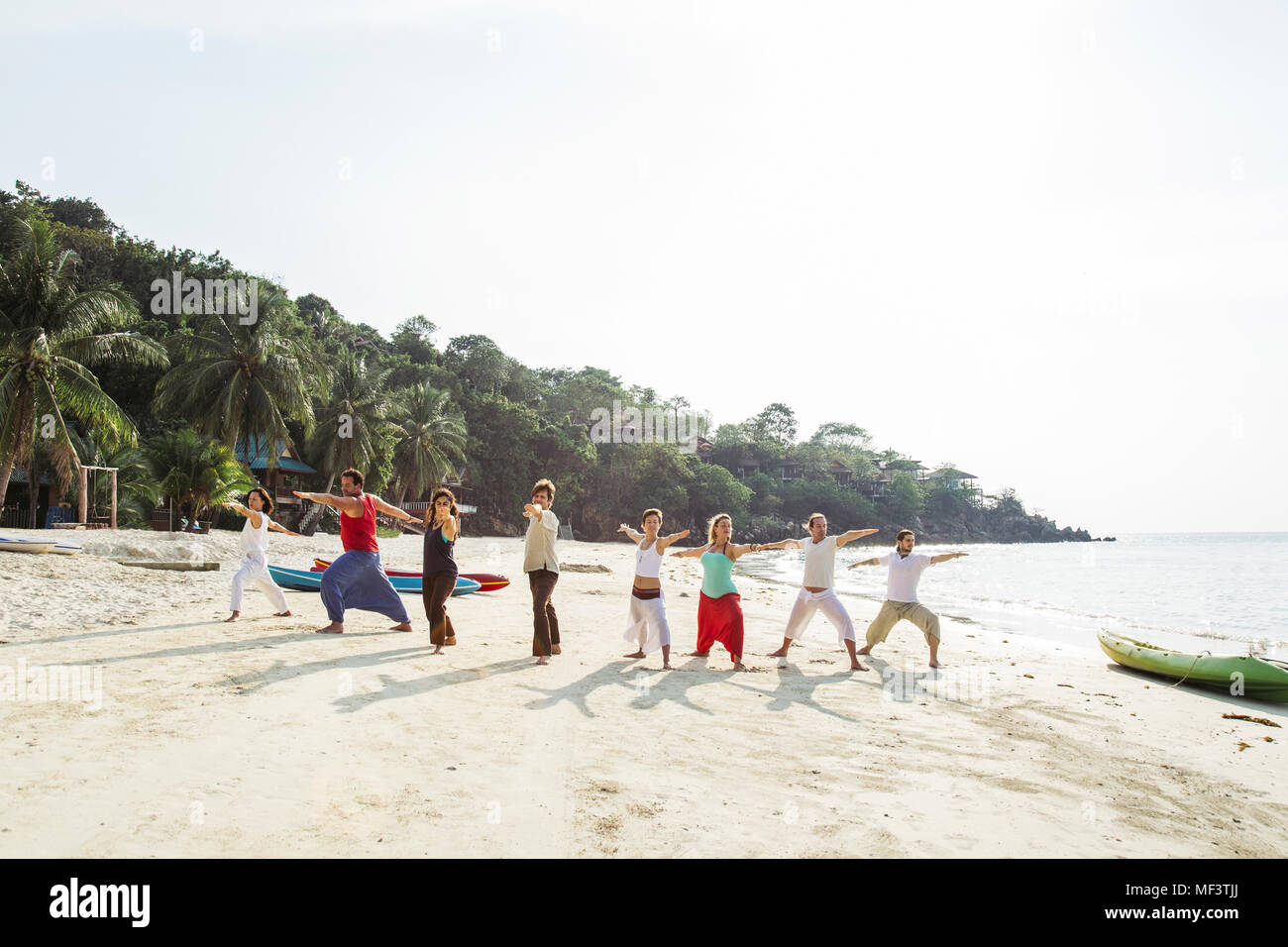 Thailand, Koh Phangan, Gruppe von Menschen Yoga am Strand Stockfoto