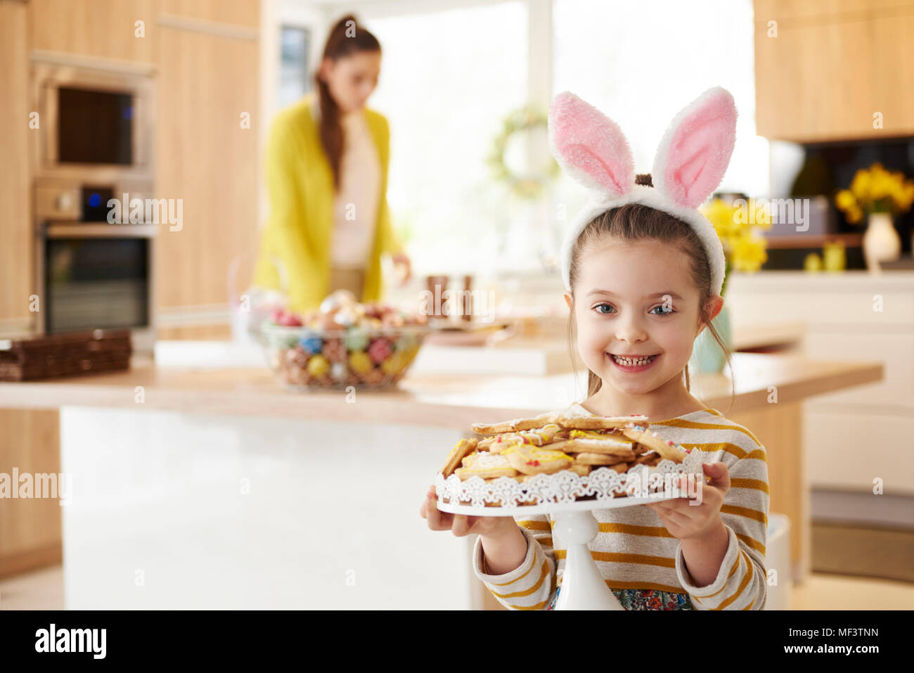 Portrait von lächelnden Mädchen mit Hasenohren dienen Cookies Stockfoto